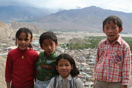 8_3-Leh-OldPalaceHikeKids